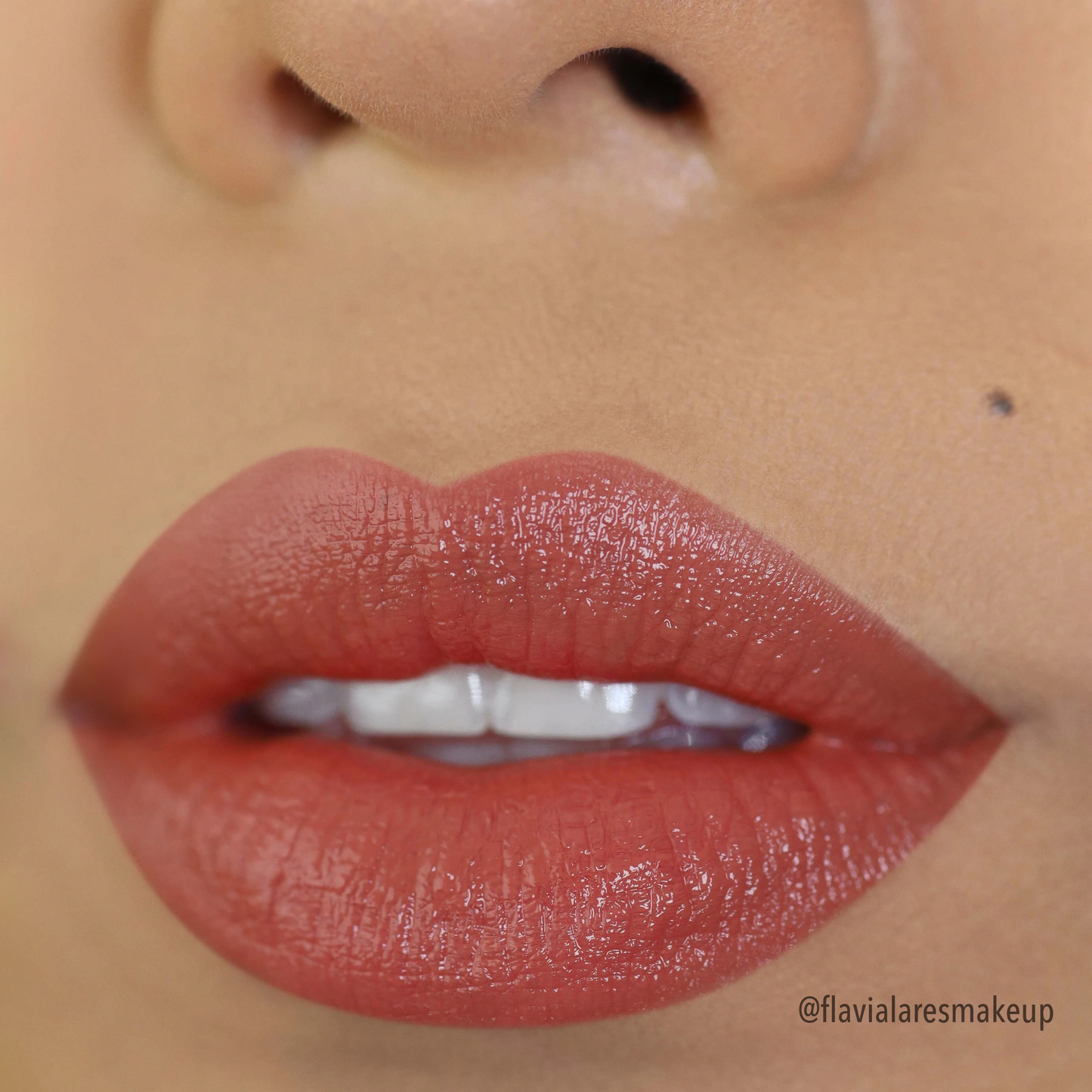Balsamo Labial Con Color Signature Lipstick Peach Nude Moira