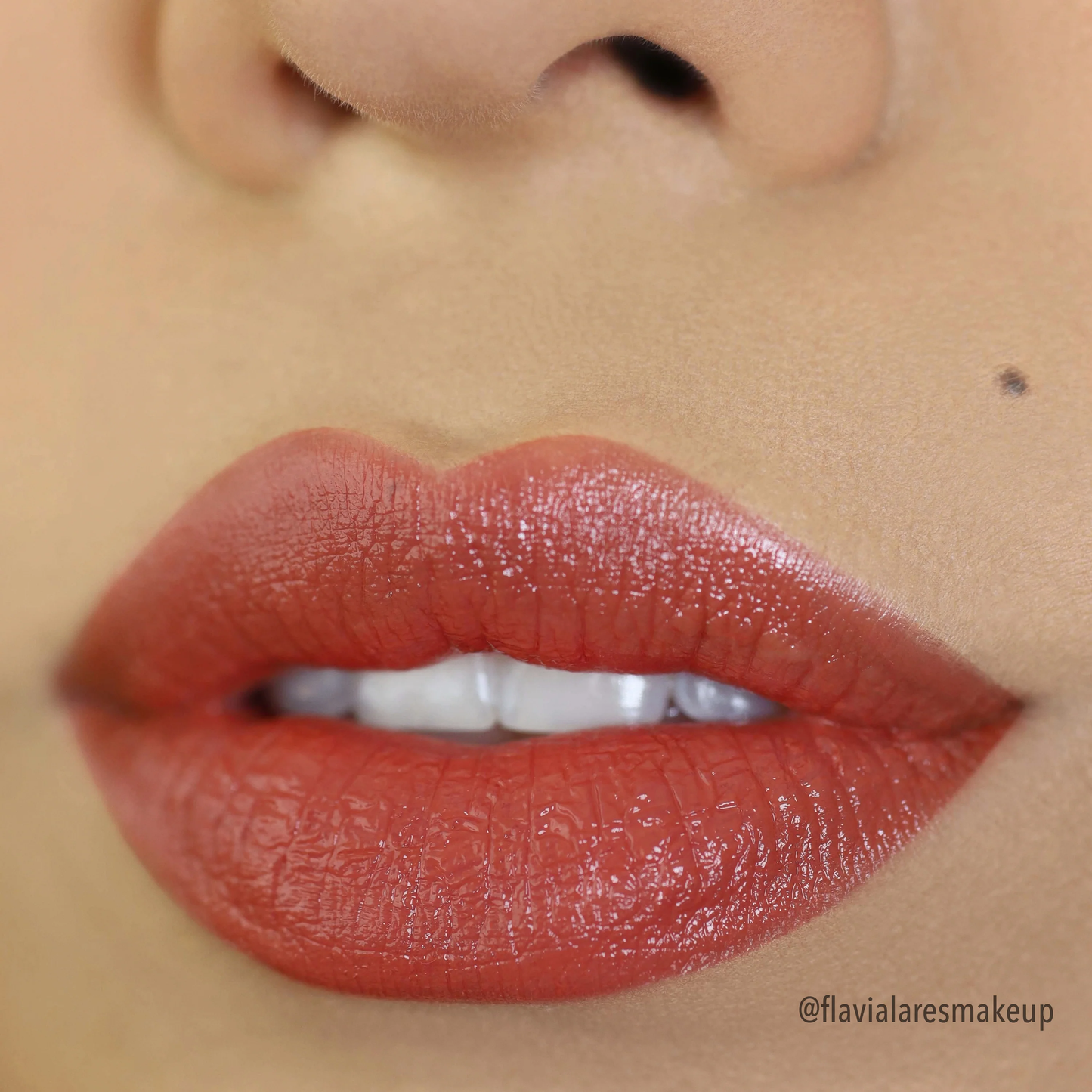 Balsamo Labial Con Color Signature Lipstick Modern Moira